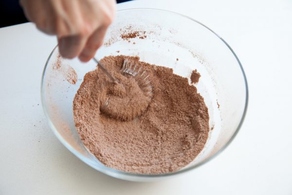 Смешивание сухих ингредиентов для шоколадного кекса