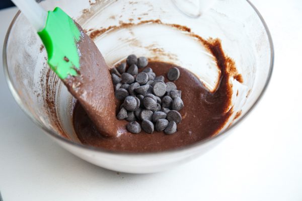 Шоколадные капли в миске с шоколадным тестом