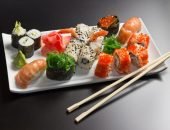 Красиво сервированное блюдо с суши и роллами