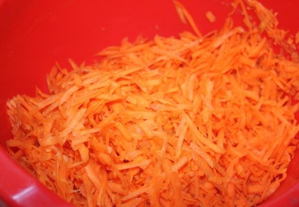 Натёртая на тёрке свежая морковь