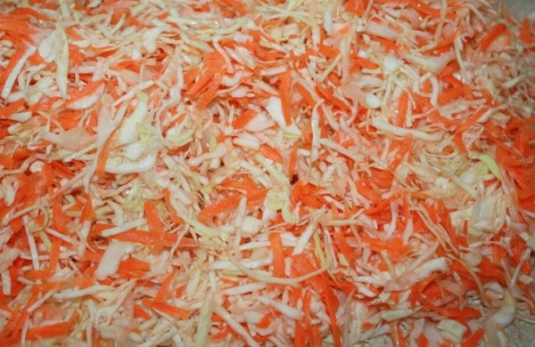 Перетёртая с солью капуста и морковь