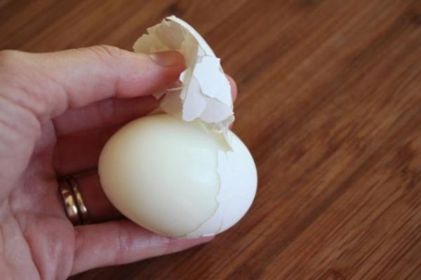 Чистка варёных яиц