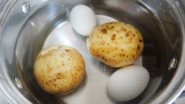 Яйца и картофель в кастрюльке