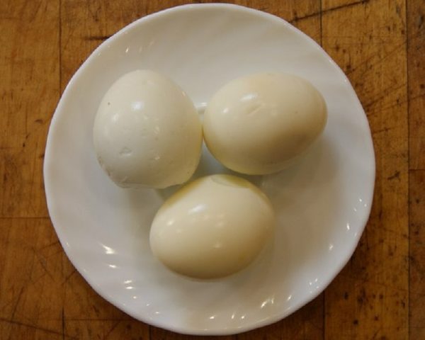 Очищенные варёные яйца на блюдце