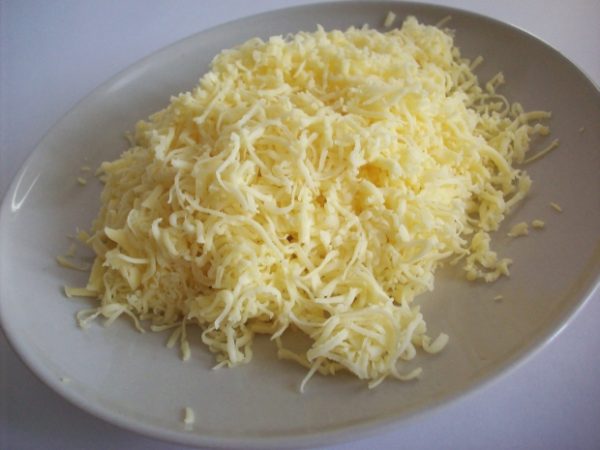 Сыр, тёртый на средней тёрке
