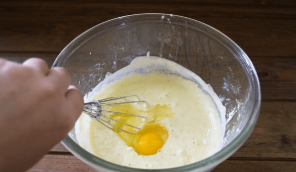 Добавление яйца в кляр