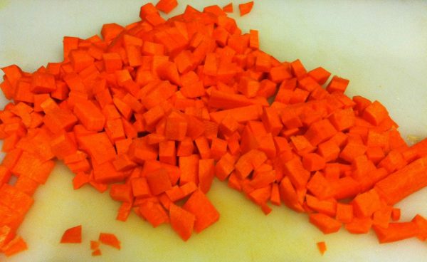 Морковь, нарезанная кубиками