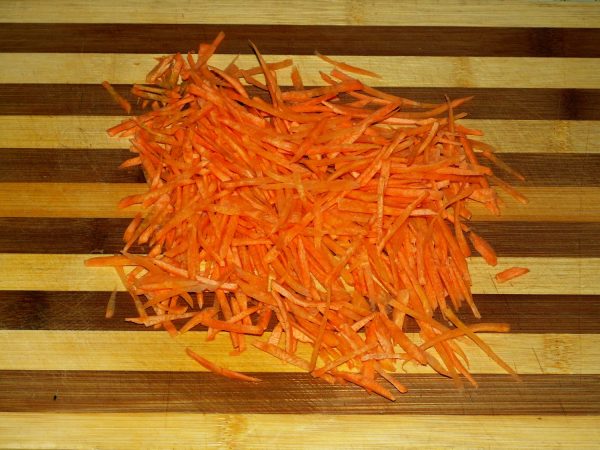 Морковь, натёртая соломкой