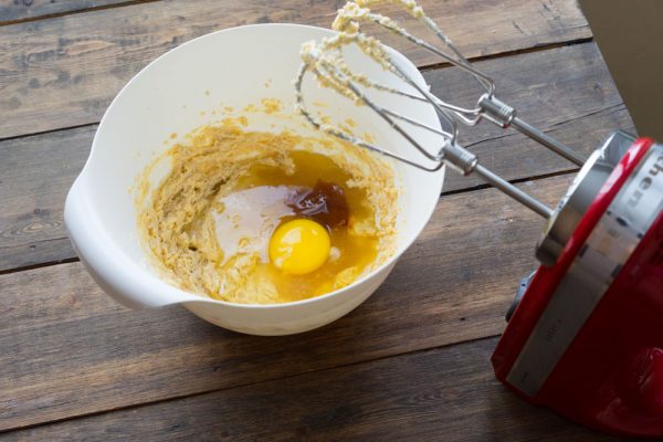 Масляно-сахарная смесь, сырое яйцо и мёд в миске
