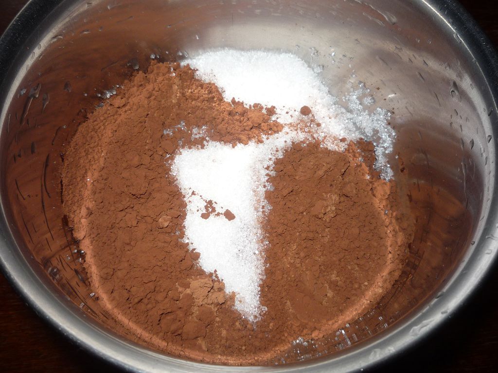 Молоко какао масло мука. Какао с сахаром. Какао порошок с сахаром. Смешать сахар какао и молоко. Шоколадная мука.