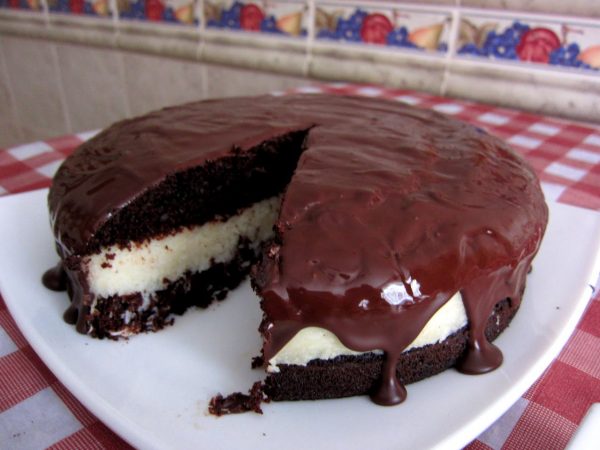 Готовый торт «Баунти» с шоколадной глазурью без выпечки