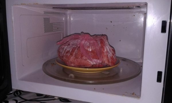 Замороженное мясо в микроволновке