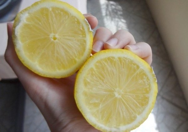 Половинки лимона в руках