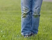 Пятна травы на джинсах