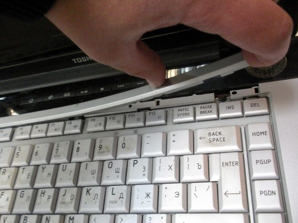 Планка на клавиатуре Toshiba