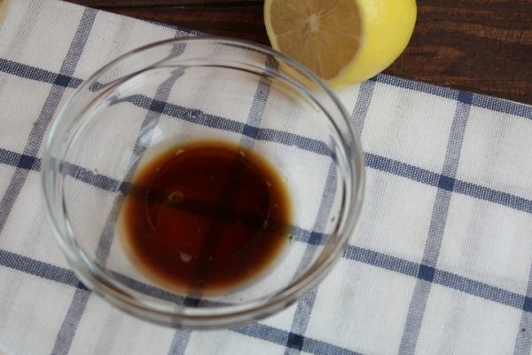 Лимонно-соевый соус в маленькой стеклянной ёмкости