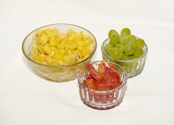 Кубики ананаса, зелёный виноград и кусочки очищенного грейпфрута