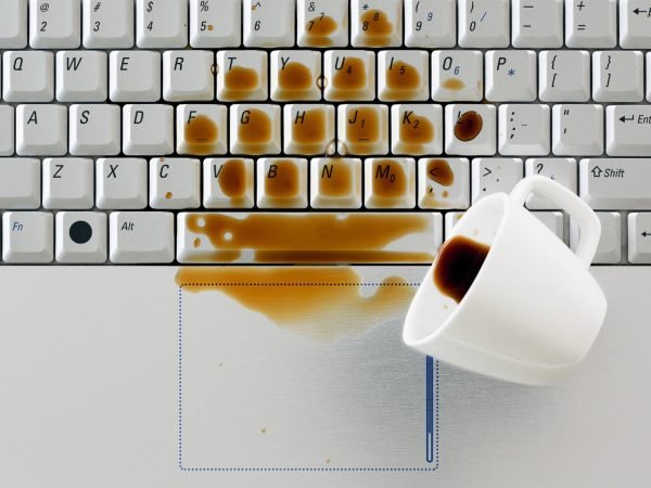 Пролитый на ноутбук кофе