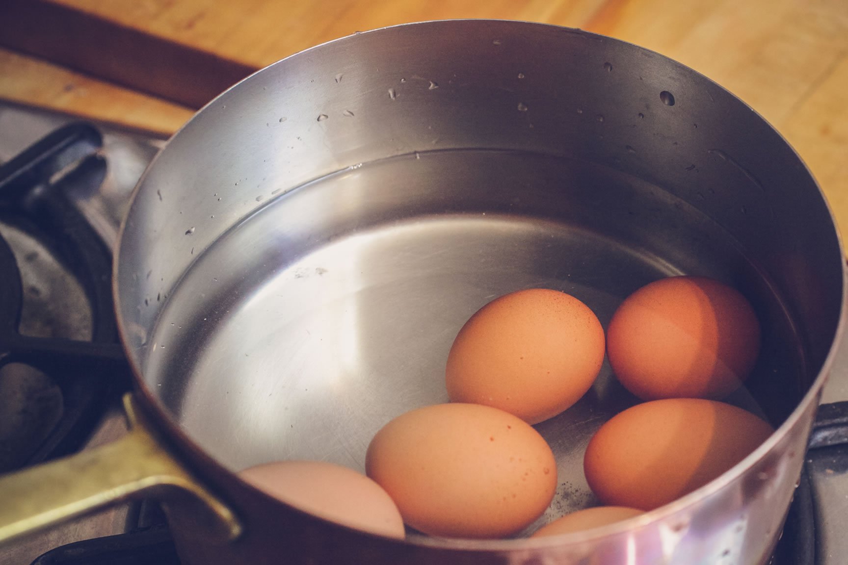 Как варить яйца в холодной воде. Варка куриных яиц. Яйца варятся. Отваривание яиц. Варить яйца.