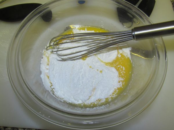 Взбивание яиц с мукой