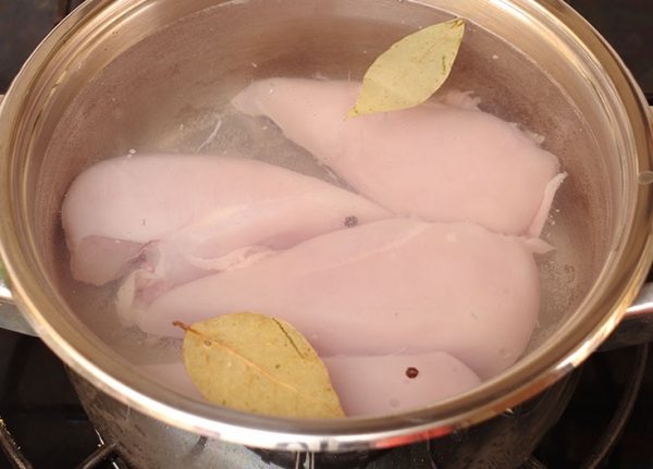 Куриное филе варится в кастрюле