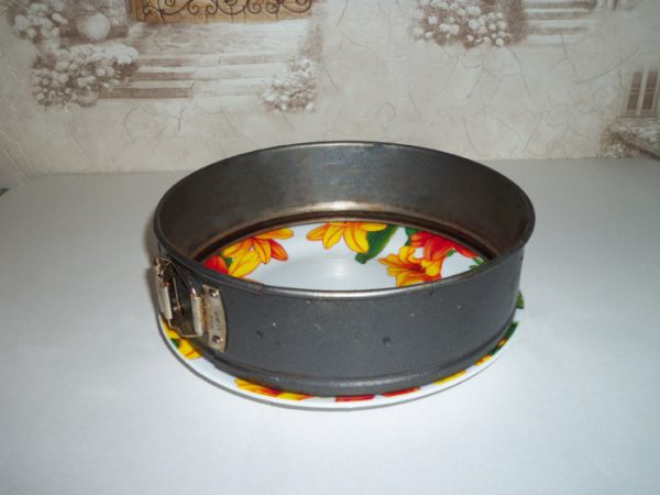 Круглая форма для выпекания на большой тарелке
