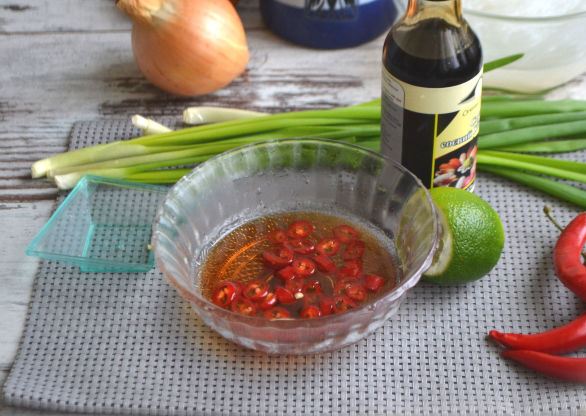 Заправка для салата из соевого соуса, лаймового сока и перца чили