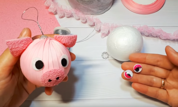 Материалы для изготовления игрушки «Свинка»: глазки, пенопластовый шар и прочее