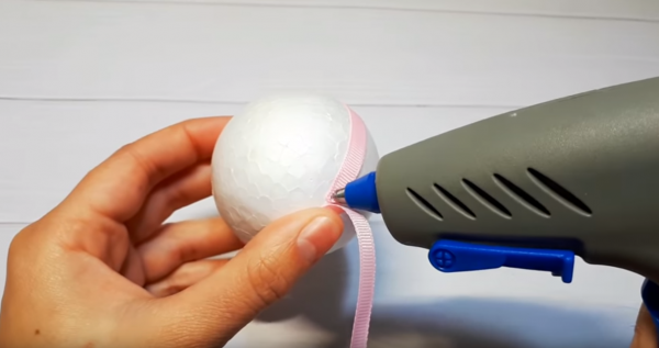 Изготовление игрушки «Свинка»: фиксация ленты клеем в процессе работы