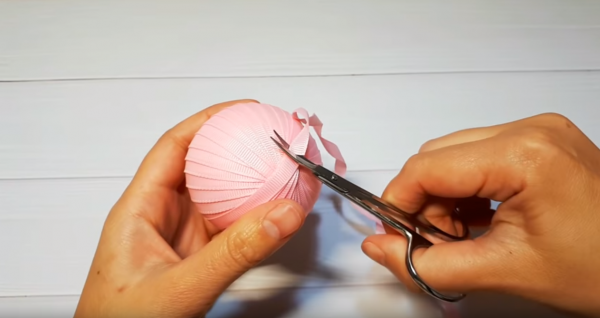 Изготовление игрушки «Свинка»: обрезание ленты
