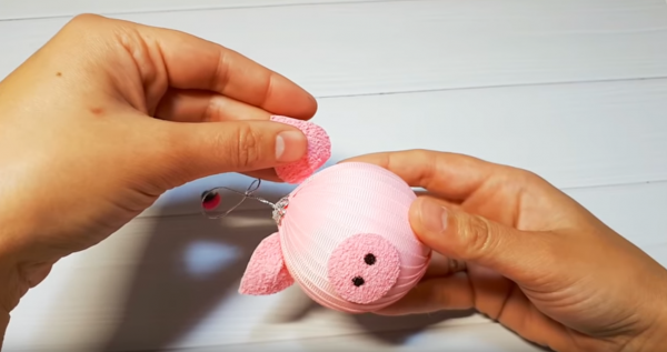 Изготовление игрушки «Свинка»: приклеивание ушей