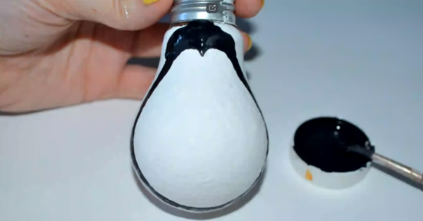 Как сделать пингвина из лампочки: этап 1