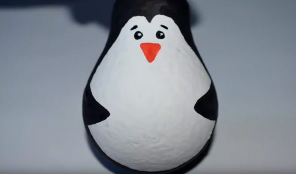 Как сделать пингвина из лампочки: этап 2