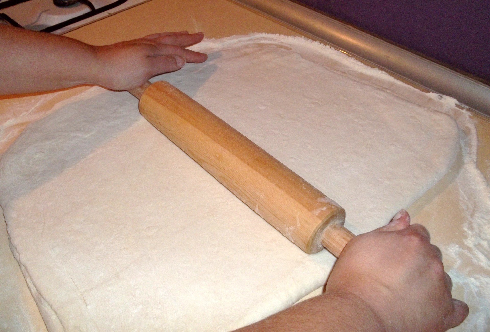 Слоеное тесто нужно раскатывать. Раскатка слоеного теста. Раскатать слоеное тесто. Раскатывает соленое тесто. Раскатка слоеного дрожжевого теста.