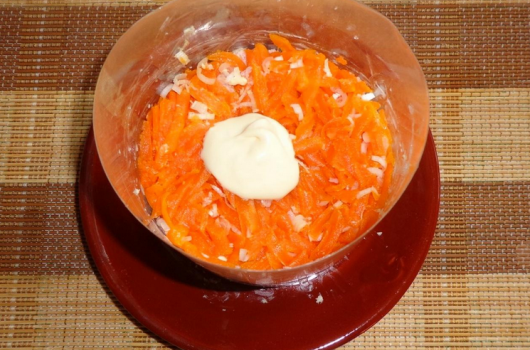 Тёртая отварная морковь и майонез в формовочном кольце