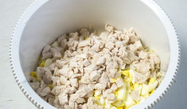 Ингредиенты для салата из лапши быстрого приготовления в пластиковой ёмкости