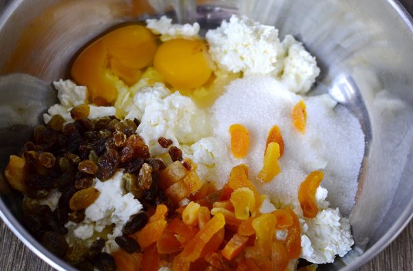 Ингредиенты для начинки сладкого рулета из тонкого лаваша, творога и сухофруктов
