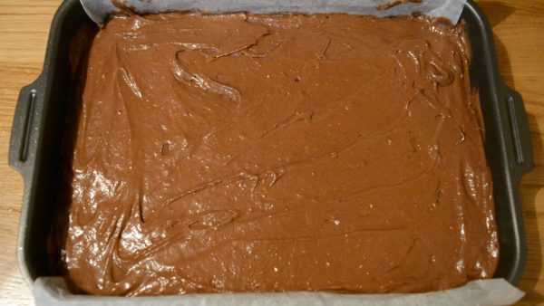 Шоколадное тесто в форме для выпекания