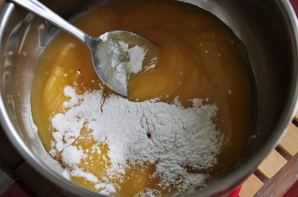 Добавление муки в чайно-масляно-медовую смесь