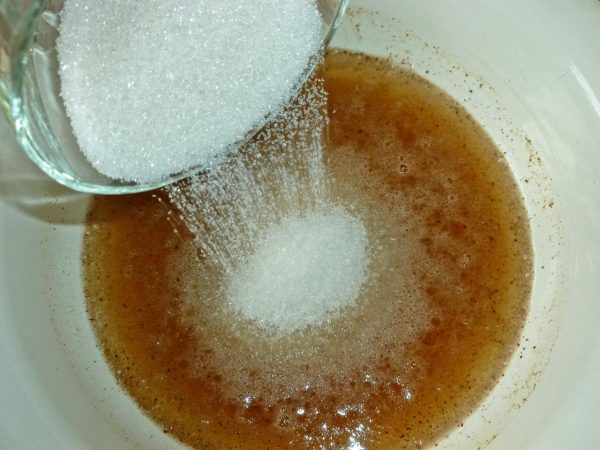 Смешивание рассола с сахаром