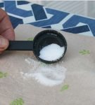 Очистка утюга с помощью соли
