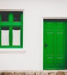 Зелёная входная дверь
