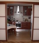 Большие двери на кухню-столовую