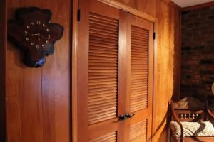 Двухстворчатые деревянные двери жалюзи с тонкими планками