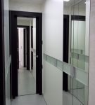 Зеркальная дверь в коридоре