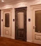 Варианты окрашенных дверей из древесины сосны