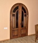 Арочные двери в сочетании с деревянной мебелью