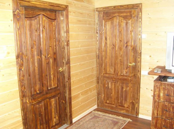Брашированные двери и мебель из массива сосны