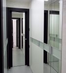 Зеркальная дверь в офисном коридоре