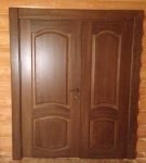 Двустворчатая деревянная дверь